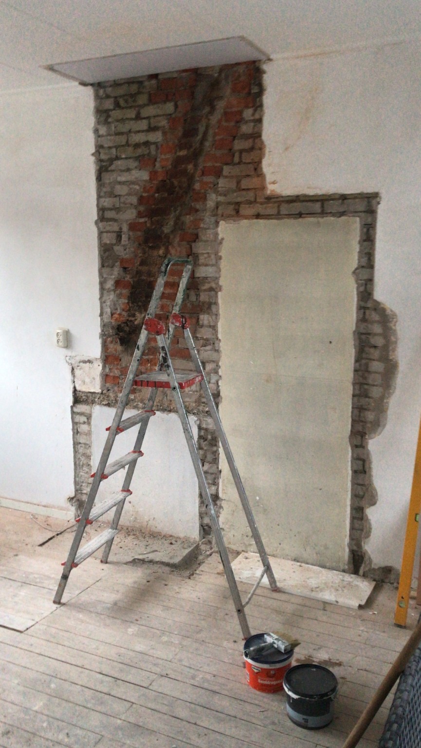 Opengebroken gemetselde wand tijdens de voorbereiding