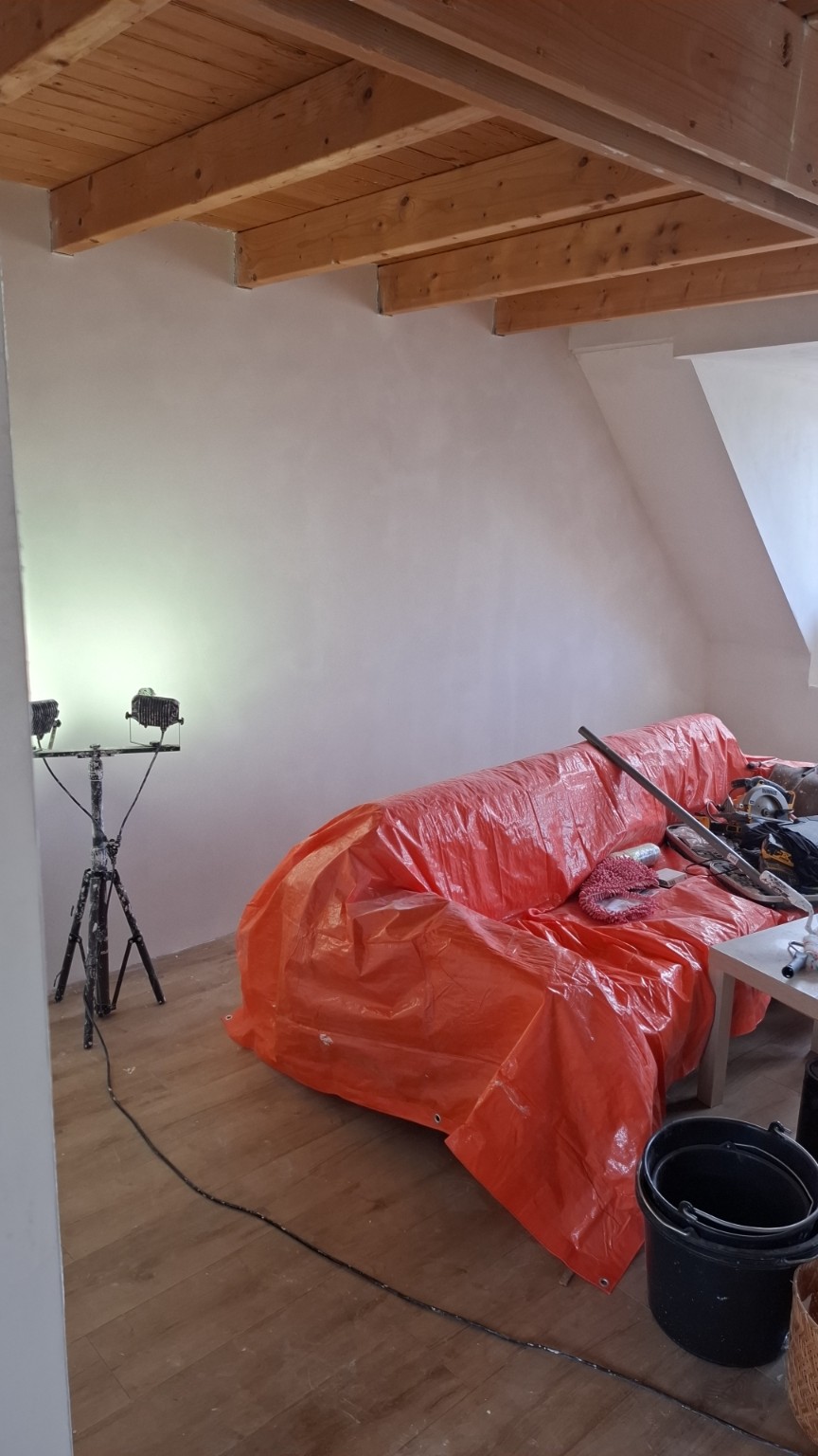Glad afgewerkte gestucte wand