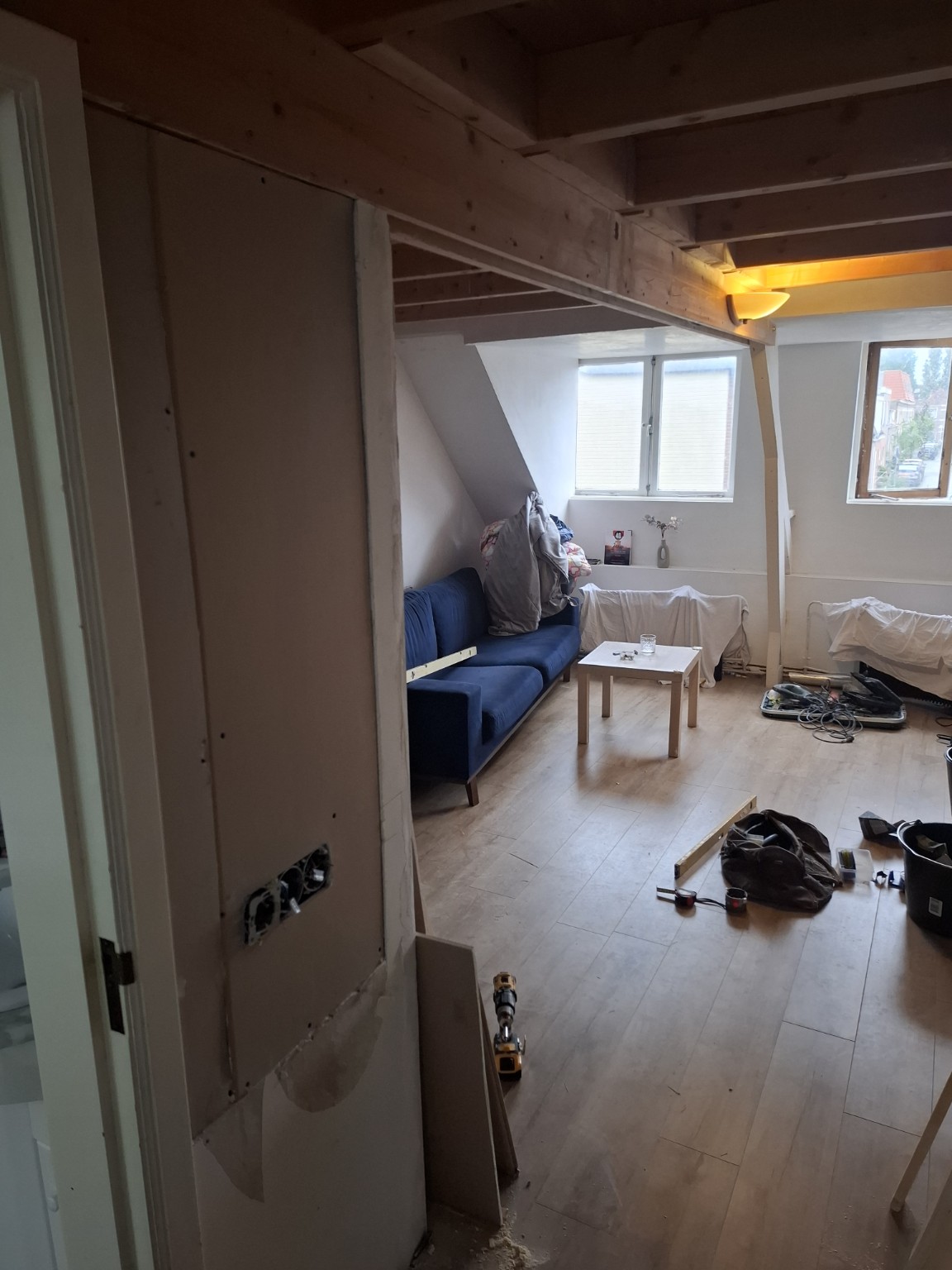 Zolder tijdens verbouwing en voorbereiding op stucwerk